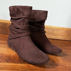 Pull-on Brown flat boots